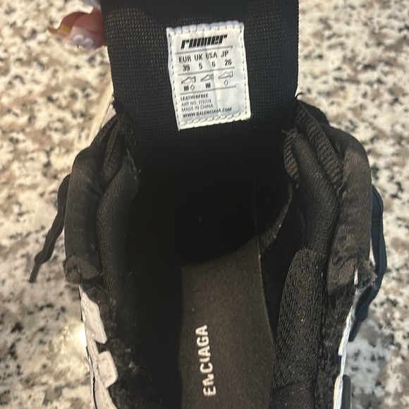 MEN'S RUNNER SNEAKER BALENCIAGA WHITE AND BLACK SIZE 6 - Picture 2 of 3